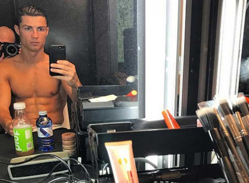Cristiano-Ronaldo-mirror-man